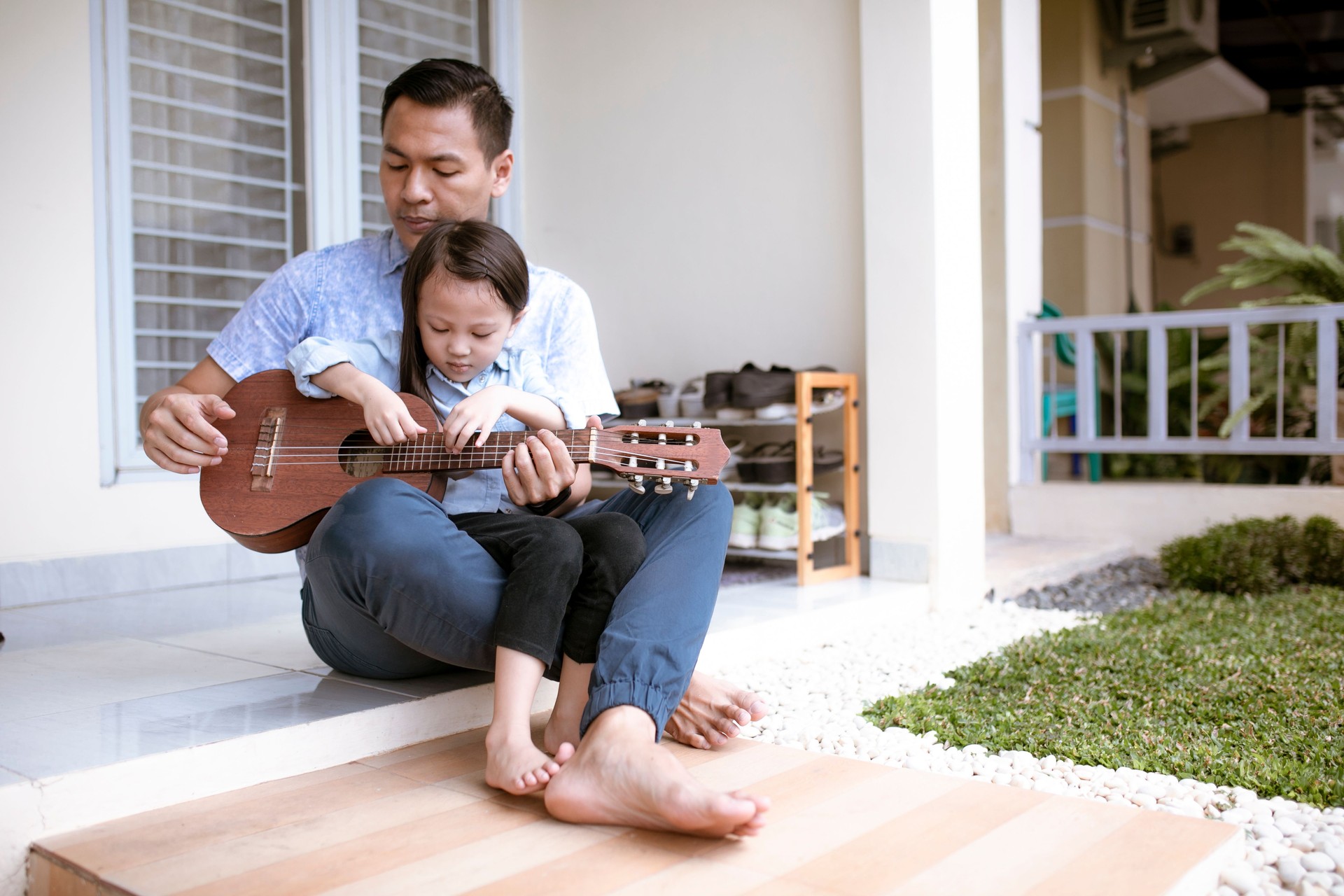 Hija y padre tocando las guitarras